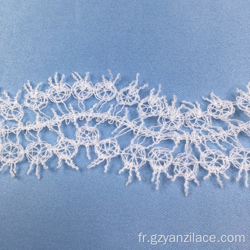 Bordure en dentelle au crochet plat à fleurs blanche